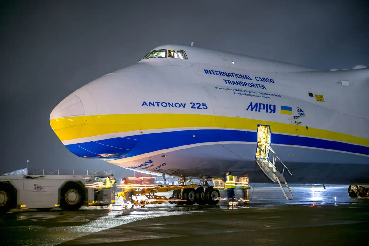 Ан-225 «Мрия» в международном аэропорту Алматы