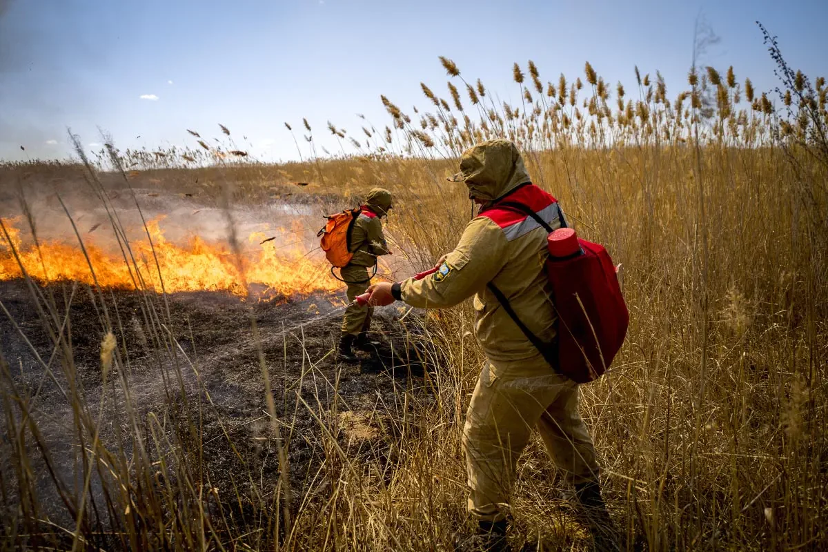 Fire on the Ili River (сhinese: 伊犁河)
