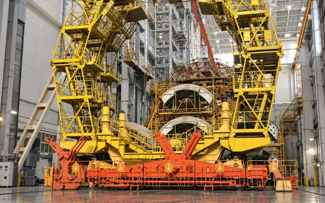 A Giant Assembly Platform for Installing Rocket Equipment