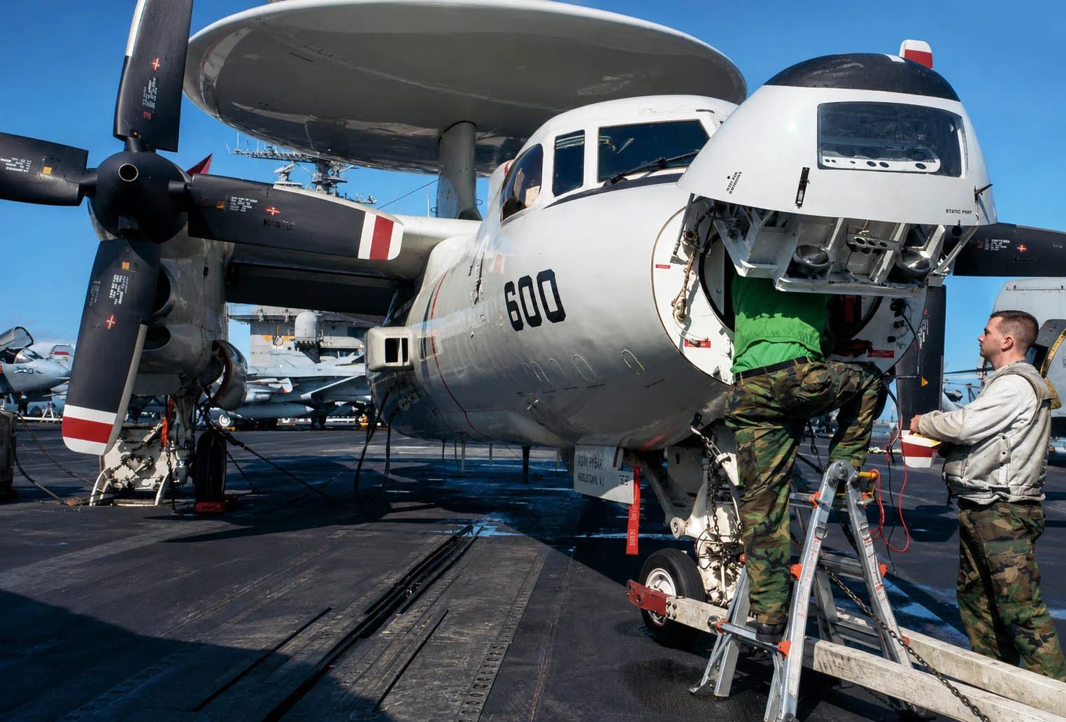Обслуживания летающего радара E-2C Hawkeye 