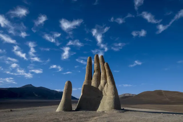 «Рука пустыни» (Mano del Desierto), Атакама, Чили
