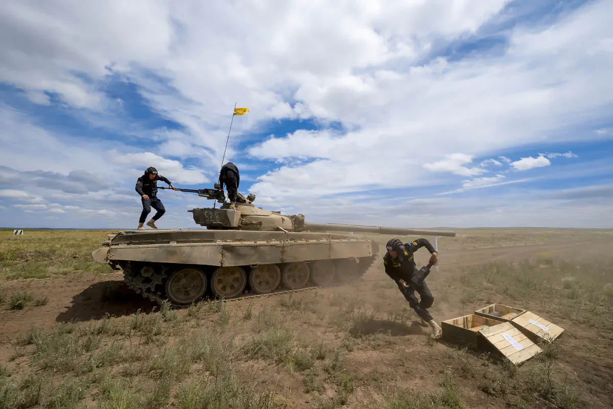 Казахстанские военные готовятся к соревнованиям по танковому биатлону. Аягоз, Казахстан