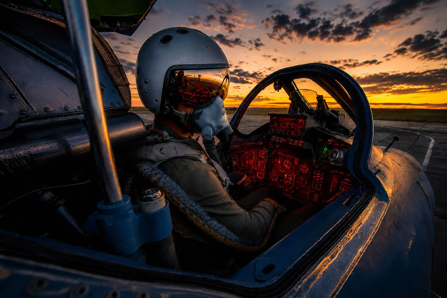 Командир в кабине самолета