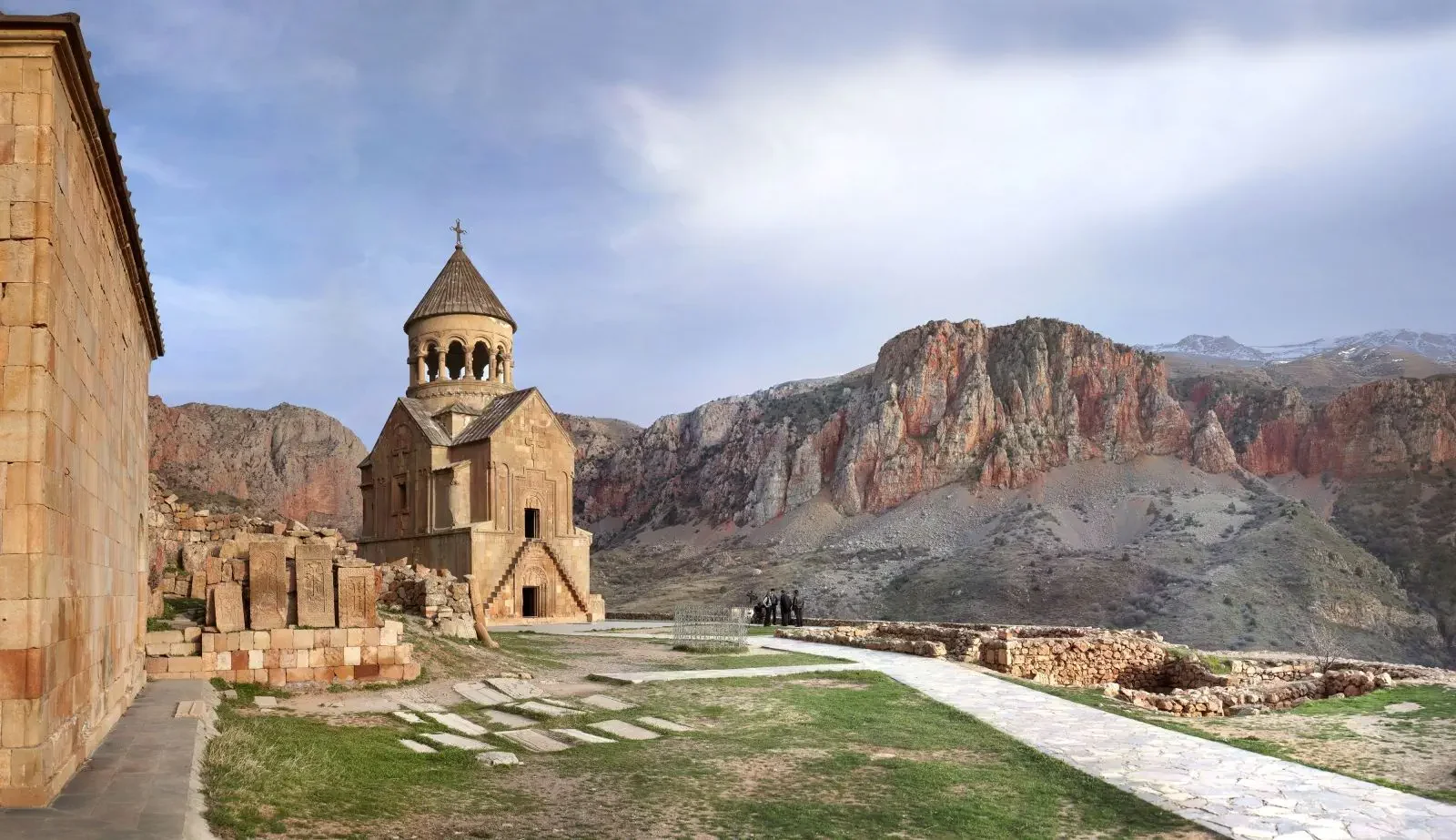 Нораванк, армянский монастырь XIII века