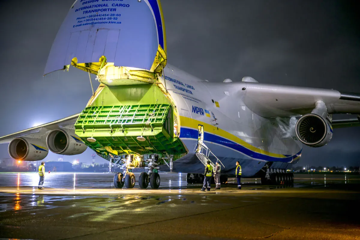 Ан-225 «Мрия» в международном аэропорту Алматы