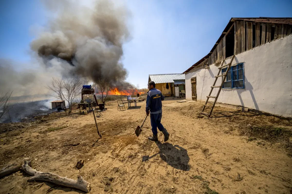 Fire on the Ili River (сhinese: 伊犁河)
