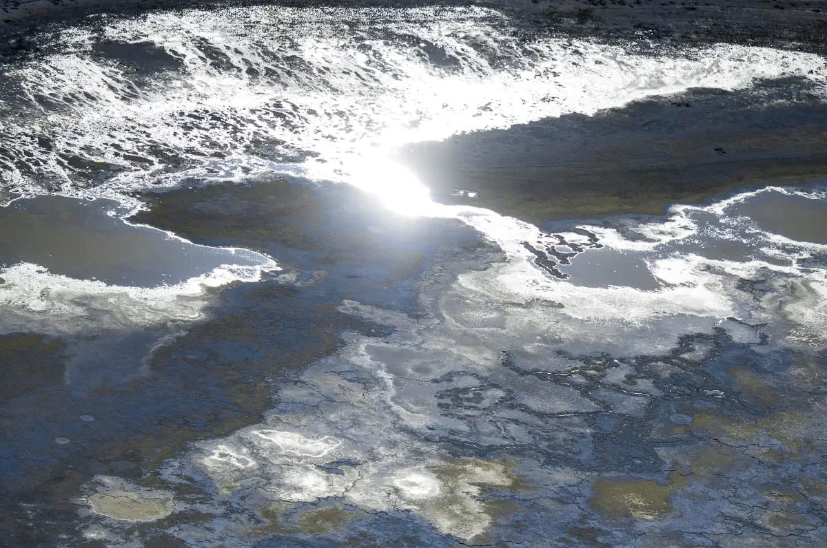 Поверхность солёного озера в районе Балхаша